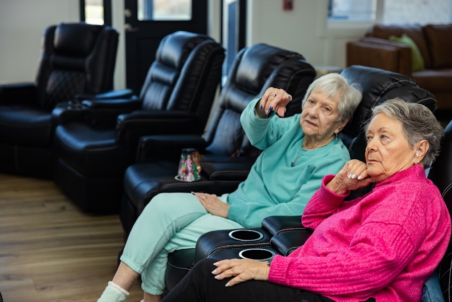 High-End Senior Living Communities vs Standard Options: What’s Worth Paying For?
